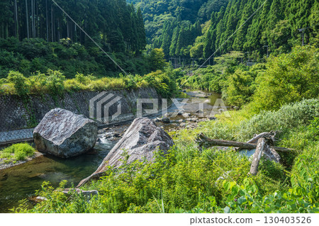 北川,流經滋賀縣高島市久月地區的一條清澈小河 北川,流經滋賀縣高島市久月地區的一條清澈小河 130403526