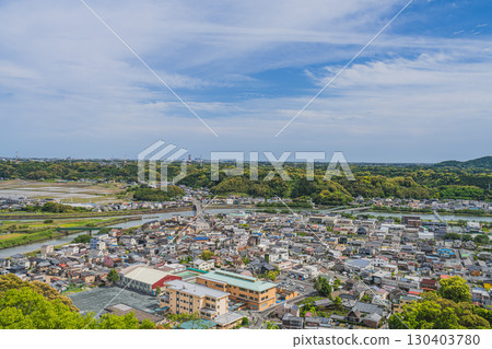 從濱松市細江公園眺望的城市景觀與宮古田川(靜岡縣) 從濱松市細江公園眺望的城市景觀與宮古田川(靜岡縣) 130403780