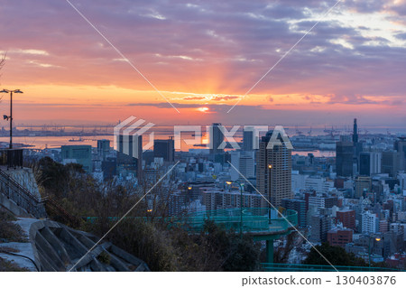 從神戶市中央區諏訪山公園觀賞日出 130403876