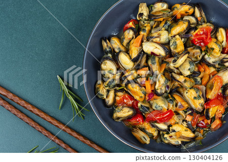 Fried mussels without shell with vegetables. 130404126