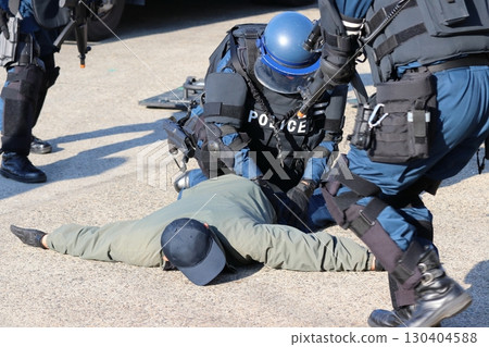警方處理槍枝犯罪訓練課程場景：防暴警察將一名罪犯壓倒在地 130404588