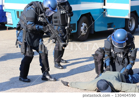 警方處理槍枝犯罪訓練場景：防暴警察對被拘留的罪犯進行身體檢查 130404590