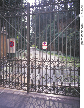 Old street in Rome. Entrance gate to a large mansion. 130406200