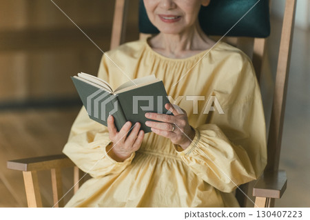 Elderly people and reading 130407223