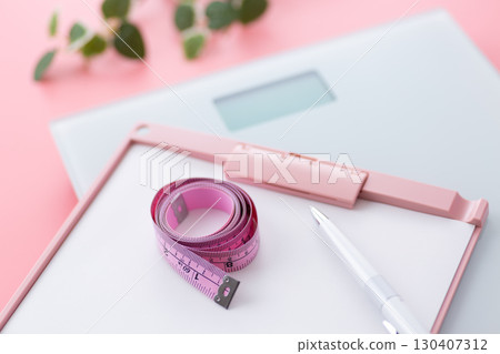 健康計(體重計)和捲尺 健康計(體重計)和捲尺 130407312