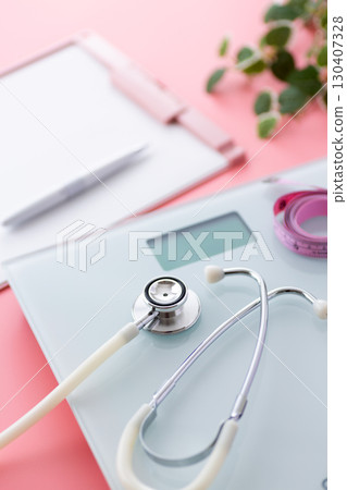 健康計(體重計)和聽診器 健康計(體重計)和聽診器 130407328
