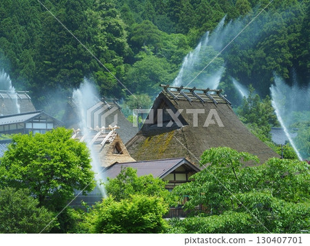 深山茅葺村同步放水 130407701