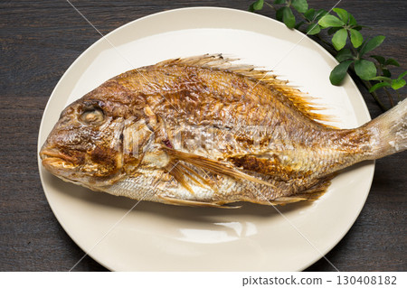 烤全鯛:經典的慶祝菜餚 烤全鯛:經典的慶祝菜餚 130408182