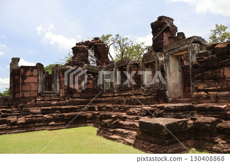 泰國披邁歷史公園的景觀,有綠地、廢墟、綠樹和天空 泰國披邁歷史公園的景觀,有綠地、廢墟、綠樹和天空 130408868
