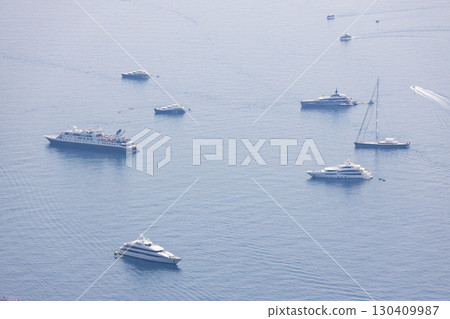 漂浮在亞得里亞海上的豪華遊艇、巡洋艦和其他船隻 130409987