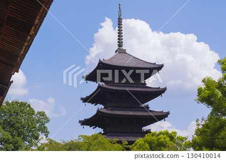世界遺產東寺的雄偉五重塔與夏日天空 130410014