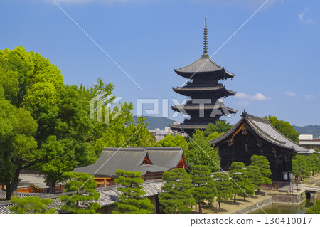 世界遺產東寺的雄偉五重塔與夏日天空 130410017