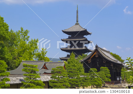 世界遺產東寺的雄偉五重塔與夏日天空 130410018