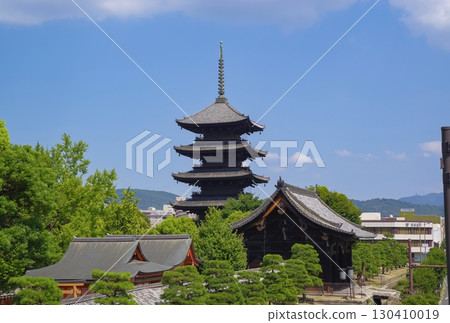 世界遺產東寺的雄偉五重塔與夏日天空 130410019