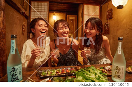 Girls' gathering with sake - Photo-style illustration 012 130410045