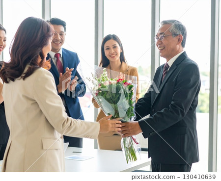 Farewell scene for resignation or job change in the office 130410639