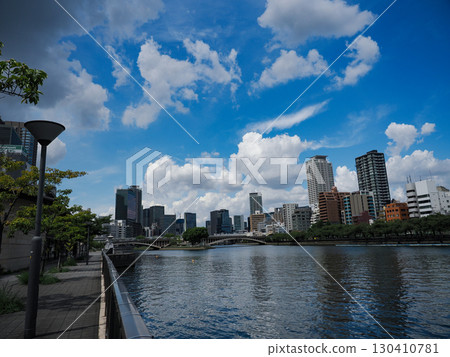 流經天滿橋的大川和城市建築的照片 流經天滿橋的大川和城市建築的照片 130410781