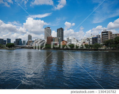 天滿橋的城市建築和河面影像 130410782