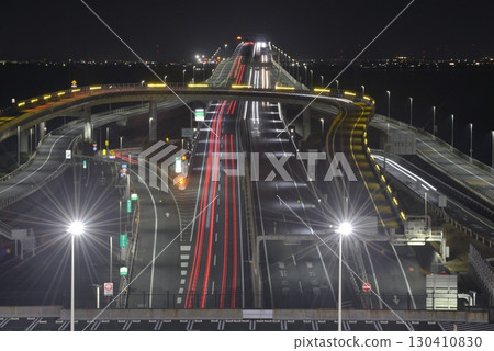 夜晚的東京灣Aqua-Line海螢，從木更津一側的觀景台欣賞主線上來來往往的車輛軌跡 130410830