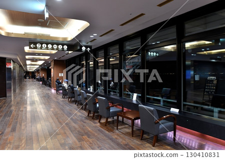 夜晚的東京灣Aqua-Line海螢堡，遠離都市喧囂的南側大迴廊，眺望大海，欣賞深夜海景 130410831