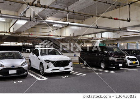 在東京灣Aqua-Line Umihotaru休息一下，這是一個巨大的浮動多層停車場 130410832