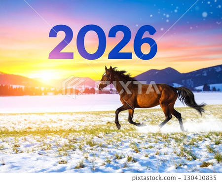 2026年朝陽下，一匹駿馬在草原上奔騰的新年卡片材料 130410835