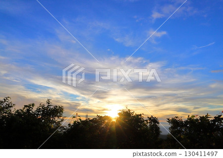 瓜塚山的傍晚景色、夕陽、樹木 瓜塚山的傍晚景色、夕陽、樹木 130411497
