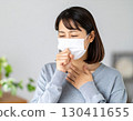 一位日本女性戴著口罩咳嗽的健康形象 130411655