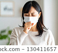 一位日本女性戴著口罩咳嗽的健康形象 130411657