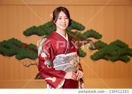 身著振袖和服的日本女子站在能劇舞台上 130412283