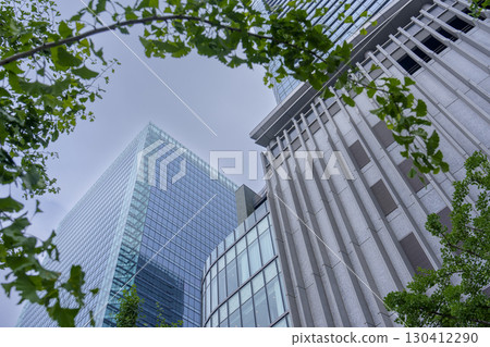 城市高聳的摩天大樓與綠地的對比 130412290