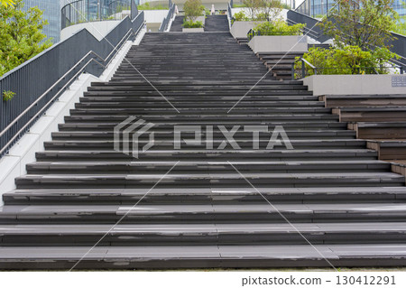 A grand staircase and planting space in the city 130412291