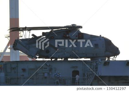 英國航空母艦威爾斯親王號停泊在東京灣 英國航空母艦威爾斯親王號停泊在東京灣 130412297