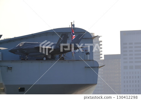 英國航空母艦威爾斯親王號停泊在東京灣 英國航空母艦威爾斯親王號停泊在東京灣 130412298