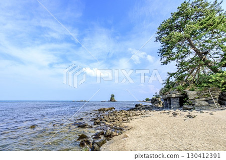 高岡市雨晴海岸的義經岩和恩納岩 130412391