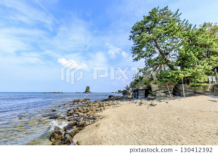 高岡市雨晴海岸的義經岩和恩納岩 130412392
