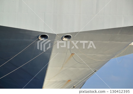 英國航空母艦威爾斯親王號停泊在東京灣 130412395