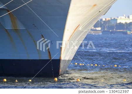 英國航空母艦威爾斯親王號停泊在東京灣 英國航空母艦威爾斯親王號停泊在東京灣 130412397