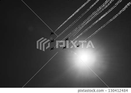 編隊飛行和天空的單色照片 編隊飛行和天空的單色照片 130412484