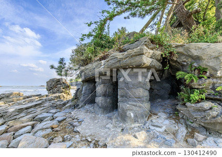 高岡市雨晴海岸的義經岩 130412490