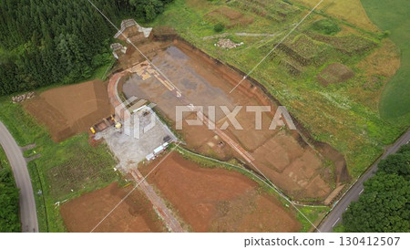 無人機空拍的薩布水壩施工現場 130412507