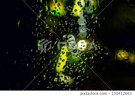 夜晚的霓虹燈透過玻璃上的雨滴反射出夢幻般的風景 130412663