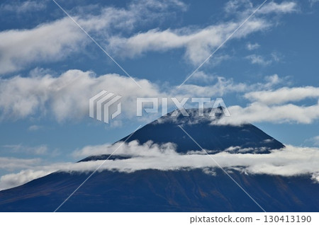 天子山脈毛無山頂的雲層間可見富士山 130413190