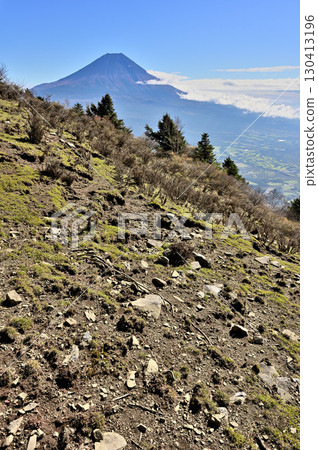 天子山脈的毛無岳：從橫斷路線上看到的富士山 130413196