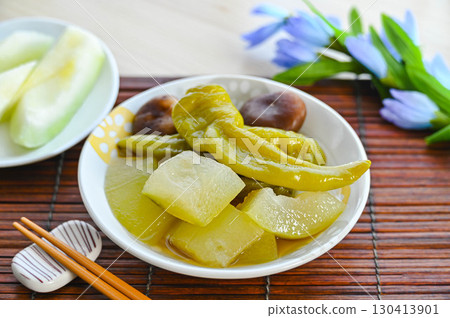 Simmered winter melon and manganji peppers Simmered winter melon and manganji peppers 130413901