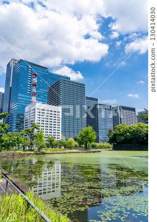 從平川門十字路口望去的大手堀綠地公園和大手町摩天大樓（東京消防局、三井物產大廈、大手町Hotoria） 130414030