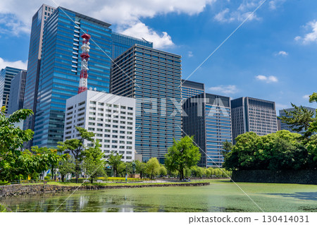從平川門十字路口望去的大手堀綠地公園和大手町摩天大樓（東京消防局、三井物產大廈、大手町Hotoria） 130414031