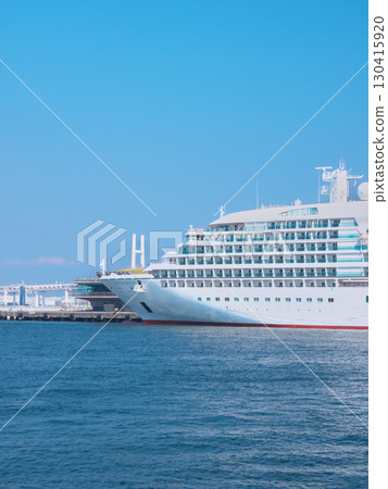 停泊在橫濱大棧橋碼頭的三井海洋富士號（2025年9月） 130415920
