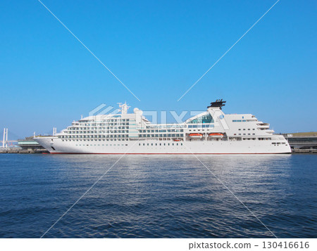 停泊在橫濱大棧橋碼頭的三井海洋富士號（2025年8月） 130416616