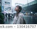 一位因突如其來的雨而煩惱的女人 130416707